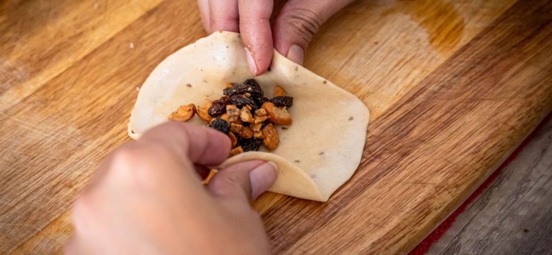 Cashew Samosa Snacks werden zubereitet