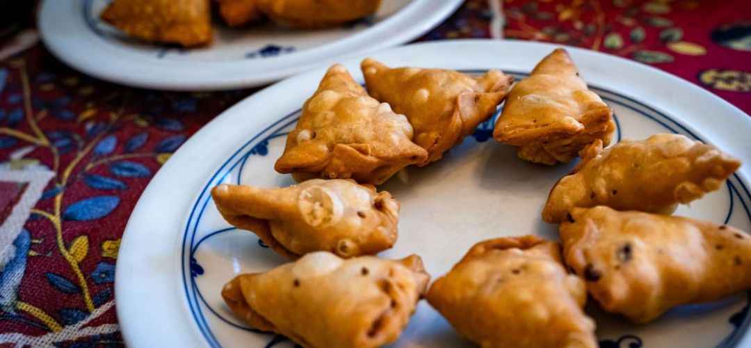 Ein Teller frischer Cashew Samosas von aha yummy