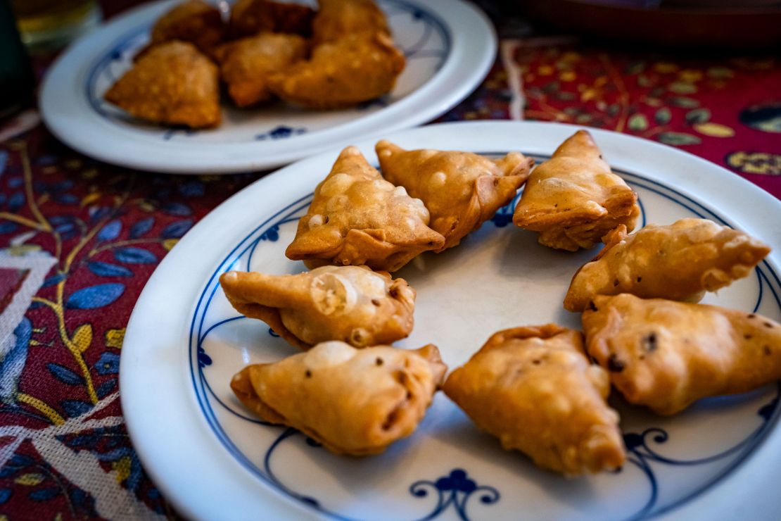 Ein Teller frischer Cashew Samosas von aha yummy