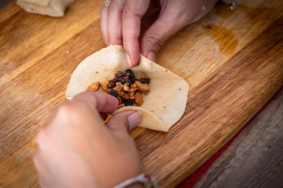 Cashew Samosa Snacks werden zubereitet