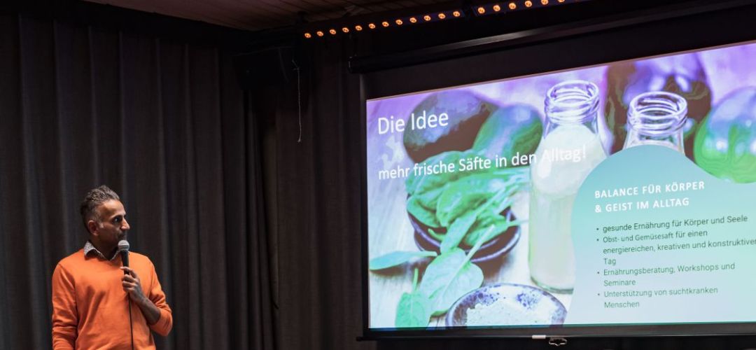 Juice and Joy präsentiert die Businessidee beim Abschlussevent von zukunft plus