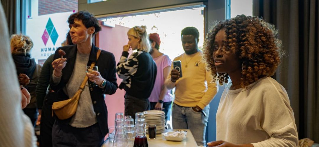 Kostprobe von Afro Fusion Buffet beim Halbzeit Showing von zukunft plus