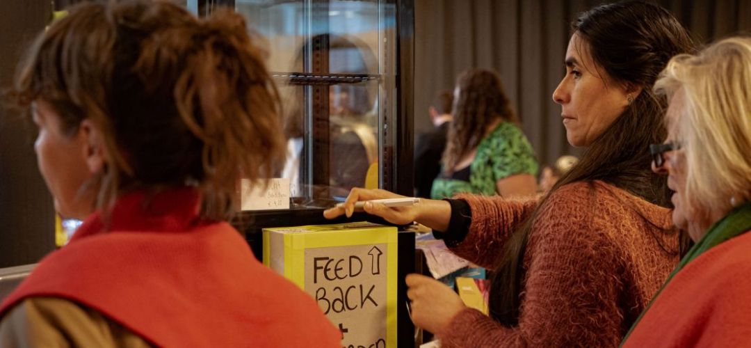 Menschen geben Feedback ab für das Essen beim Halbzeitshowing von zukunft plus