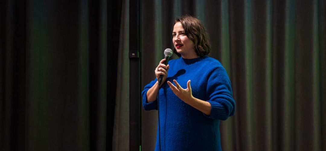 Moderatorin und Projektleiterin Sophia Maier beim Asbchlussevent von zukunft plus