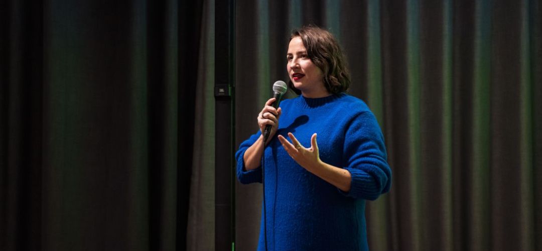 Moderatorin und Projektleiterin Sophia Maier beim Asbchlussevent von zukunft plus