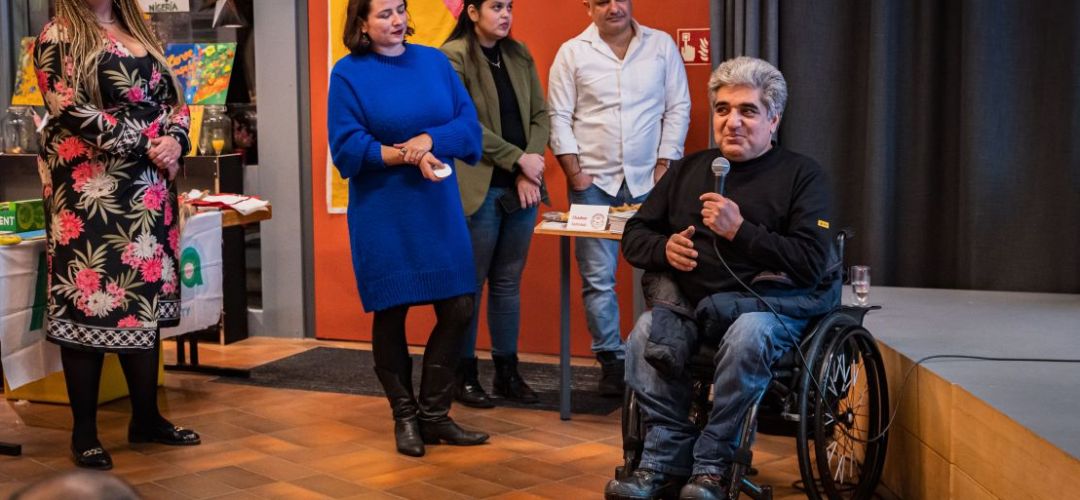 Mohammad Saberi stellt das Essen von Human You And Me beim Abschlussevent vor