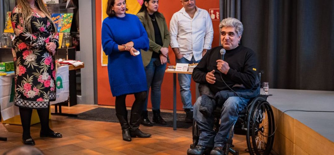 Mohammad Saberi stellt das Essen von Human You And Me beim Abschlussevent vor