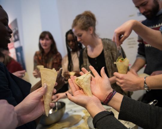 Einige Personen bereiten Samosas zu.