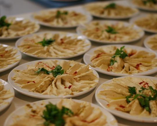 Viele Teller mit Hummus.