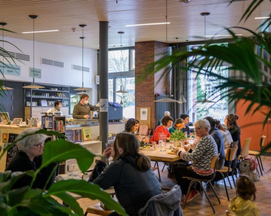 Gastraum zuka solicafe mit Personen die an den Tischen sitzen.