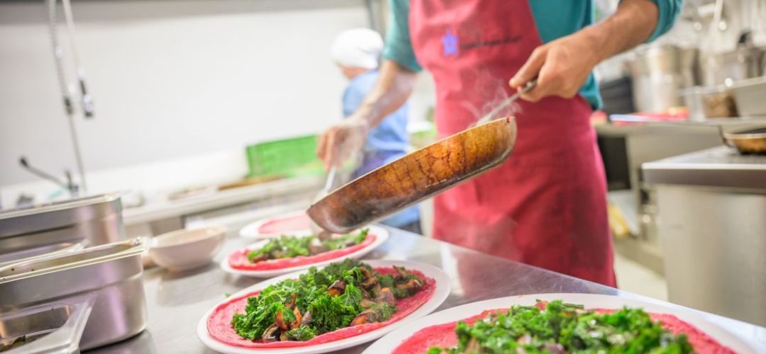 Teller anrichten in der zuka Küche.