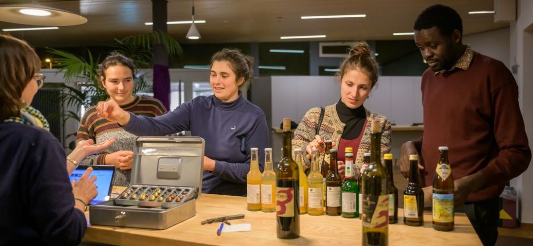 Einige Personen kaufen sich Getränke bei dem Event Klimaküche - kurdisch.