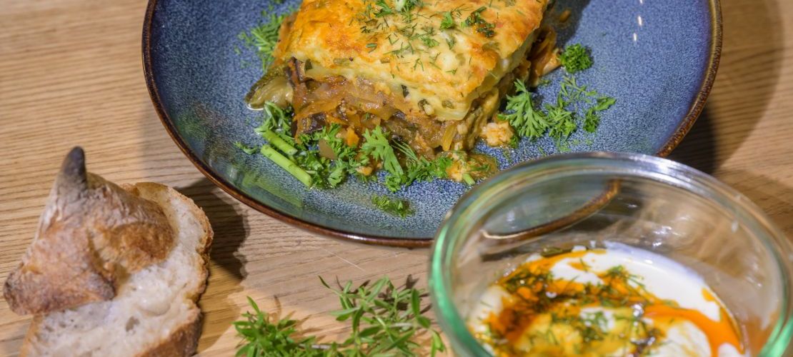 Vegetarisches Moussaka und pochiertes Ei auf bulgarische Art