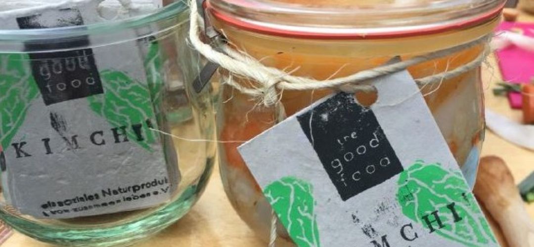 Kimchi im Glas mit Etiquett von zusammen leben.