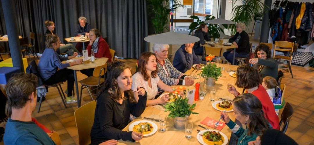 Eine Gruppe isst zu Mittag im zuka solicafe