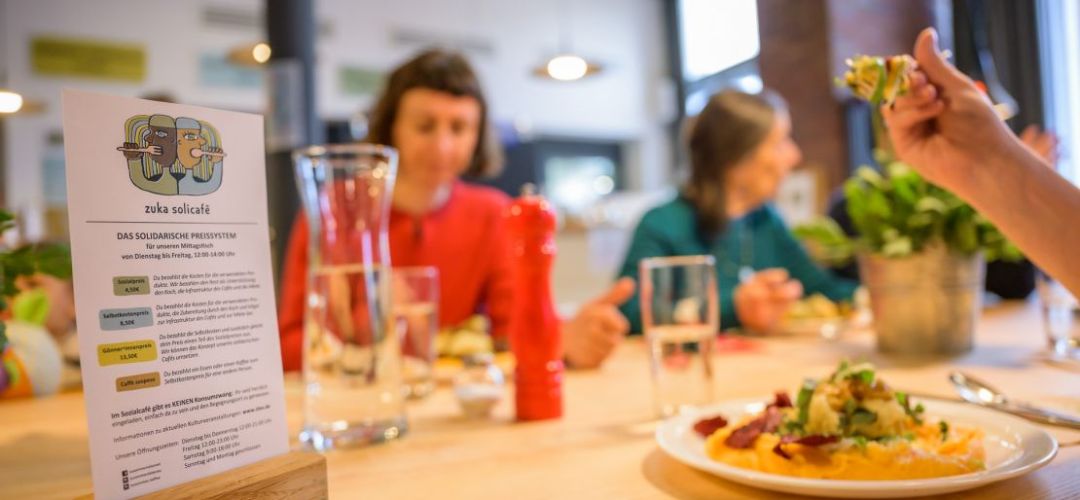 Ein Teller mit Essen steht auf dem Tisch im zuka.