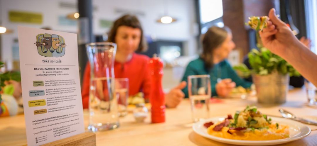 Ein Teller mit Essen steht auf dem Tisch im zuka.