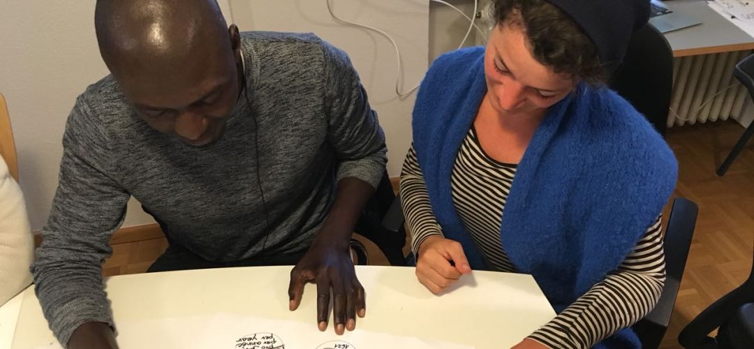 Zwei Personen schauen sich Pläne und Entwürfe an.