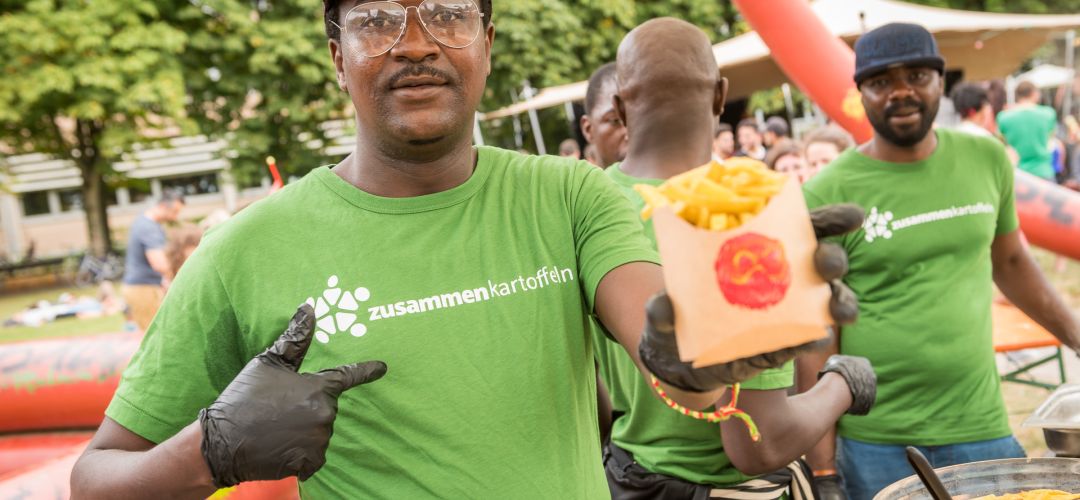 Eine Person hält selbstgemachte Pommes in die Kamera.