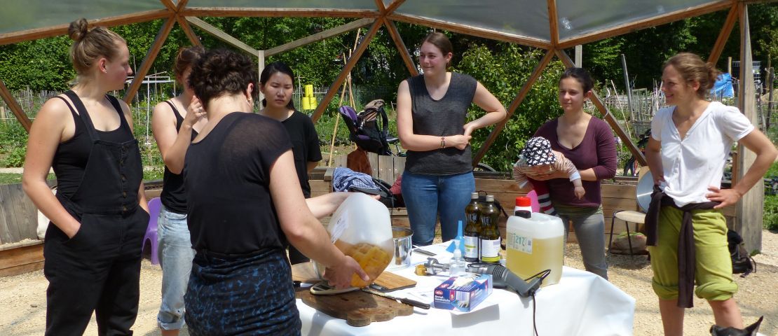 Bei einem  Workshop im  Gemeinschaftsgarten lernen  die 7 Teilnehmerinnen  Seife aus altem Frittierfett herzustellen.