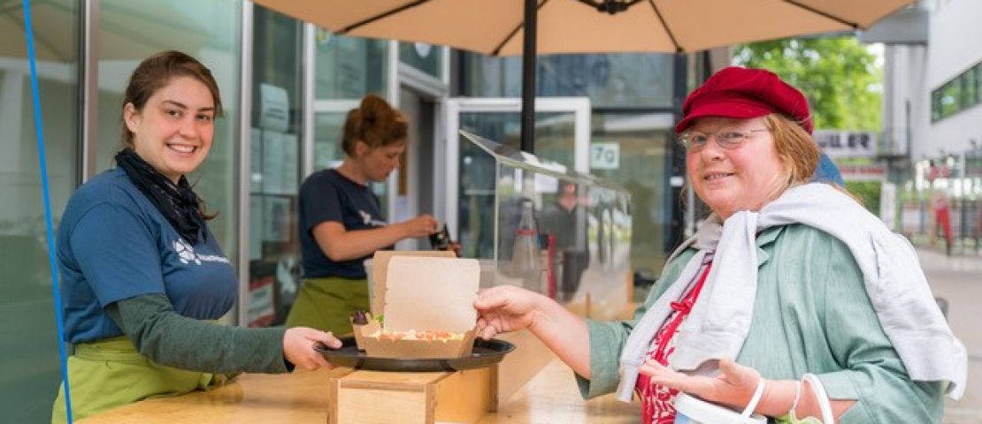 Mit der  mobilen Küche gibt zusammen leben ein halbes Jahr während Corona donnerstag Abend an der Bahnhofsmission Essen aus.