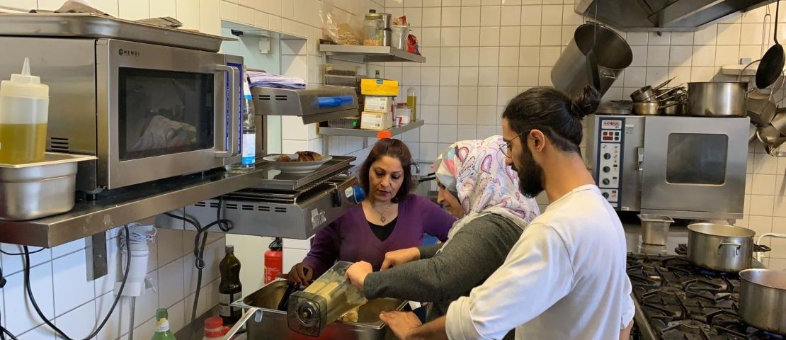 Unser Küchenteam  bereitet im Rahmen der Qualifizierung "zusammen in die Zukunft" den Mittagstisch  fürs "zusammen kaffee" vor.