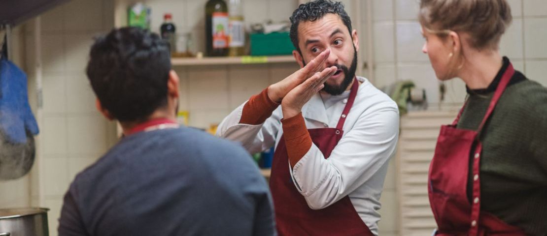 Jose Lavor bereitet mit seinem Team den Mittagstisch für das "zusammen kaffee"  vor.