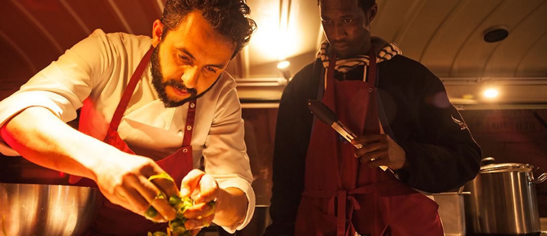 Der Koch Jose Lavor bereitet mit einem Teilnehmenden der Qualifizierung "zusammen in die Zukunft" beim Eventdinner im Layback  die Teller zur Ausgabe vor.