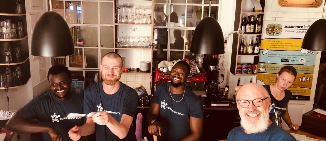 Das Thekenteam  hinter der Theke im  "zusammen kaffee"