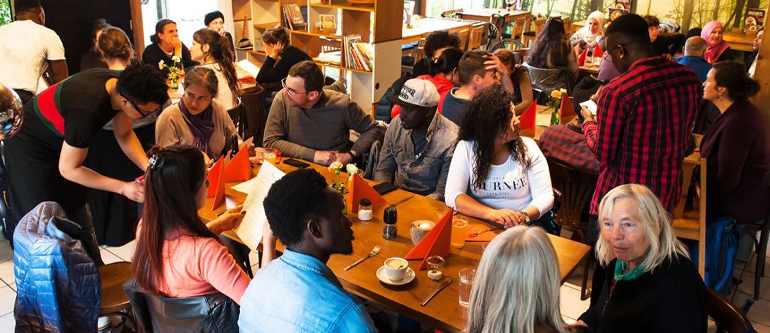 Viele Menschen im Gastraum der Kantine beim Eventdinner von "zusammen in die Zukunft".