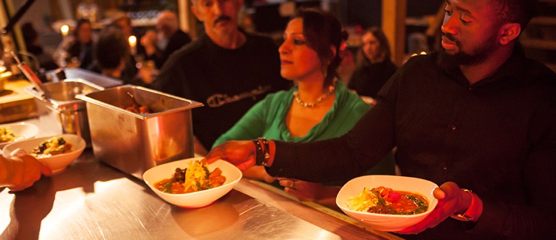 3 Teilnehmende der Qualifizierung im Bereich Service von "zusammen in die Zukunft" beim Eventdinner