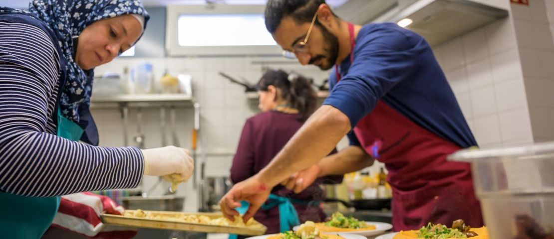 Das Küchenteam vom zuka solicafe bereitet den Mittagstisch zu.