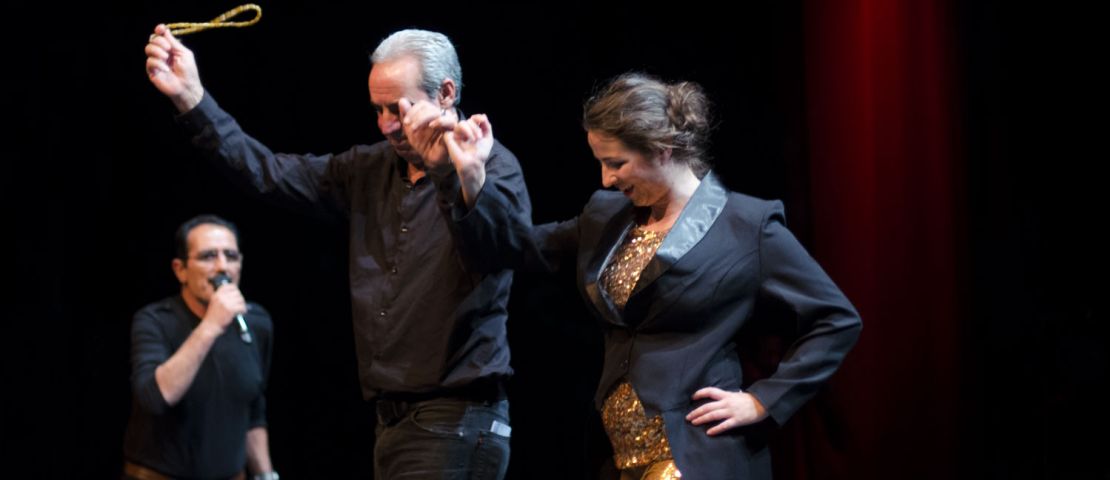Zwei Performer auf der Bühne vom E-Werk bei der Thetareproduktion TRANZIT von zusammen leben.