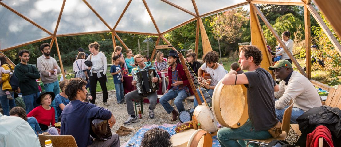 Eine Band spielt auf dem Herbstfest im Gemeinschaftsgarten im Geodome.
