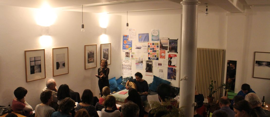 Heba Lotfi rezitiert im "zusammen kaffee" Gedichte des palästinensischen Dichters Mahmoud Darwisch. Der Raum ist voller Menschen.
