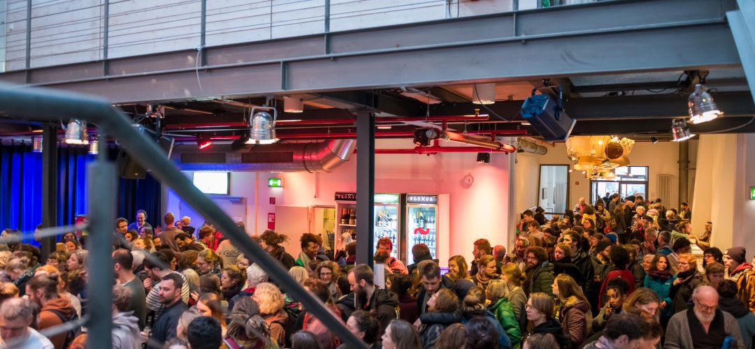 Die Eingangshalle im E-Werk voller Menschen.