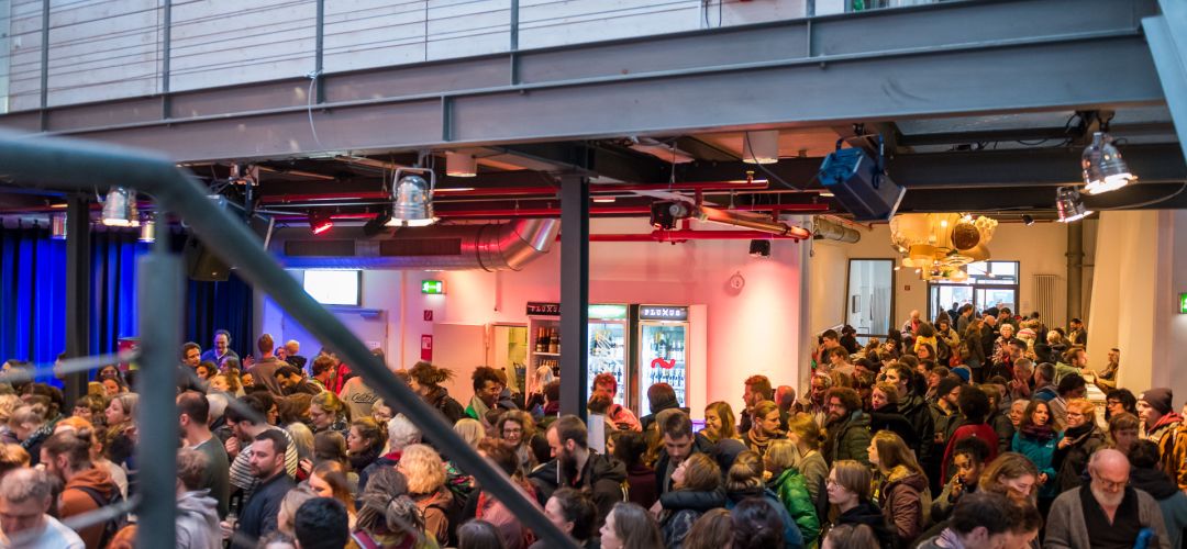 Die Eingangshalle im E-Werk voller Menschen.