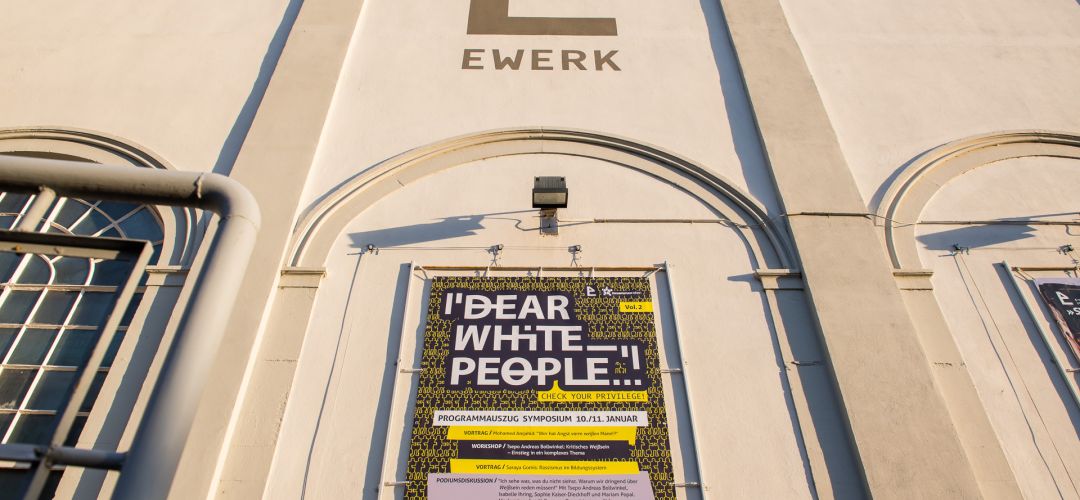 Ein Foto von dem Dear white people Plakat das am E-Werk hängt.