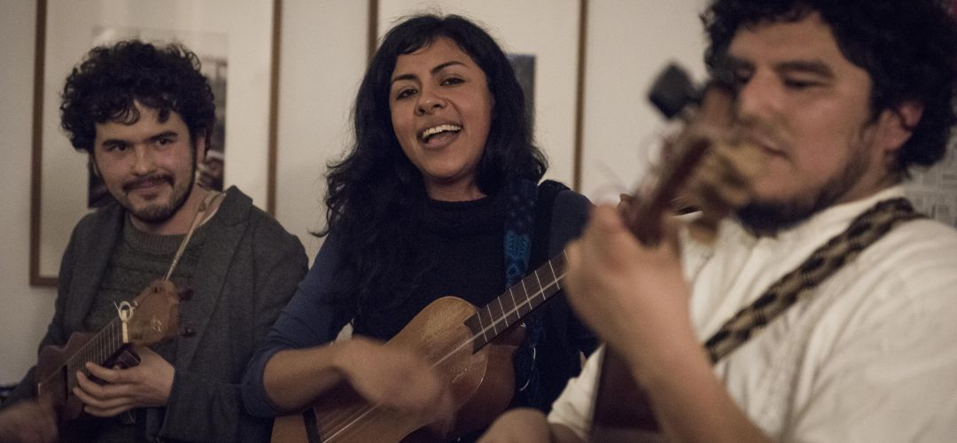 Drei Musiker mit Ukulele machen Musik.
