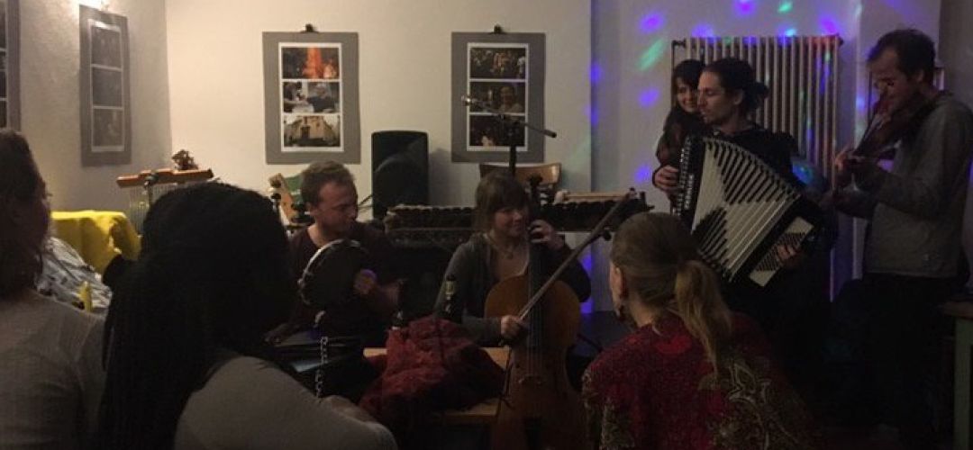 4 Musiker*innen mit Akkordeon, Cello, Geige und Tamburin.