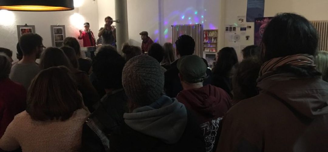 Publikumsaufnahme von hinten.
